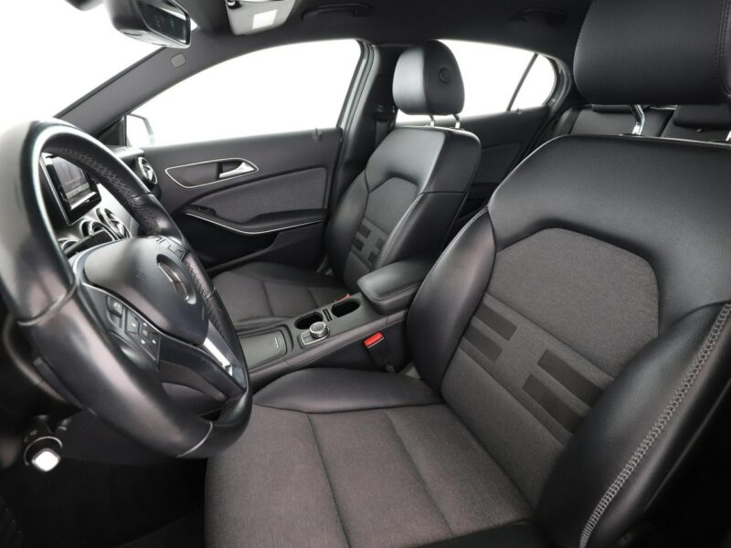 Mercedes GLA 200 Automat Bi-Xenon PDC Klima auto Grzane fotele