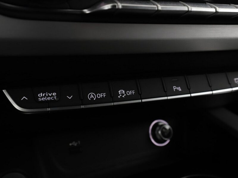 Audi A4 S-tronic quattro S-Line navi grzane fotele ACC LED kamera alcantara B9 (2015-)