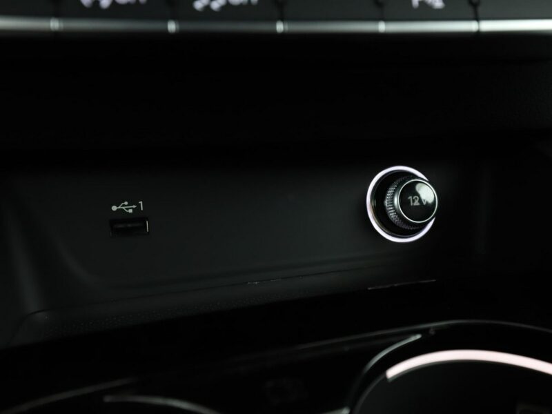 Audi A4 S-tronic quattro S-Line navi grzane fotele ACC LED kamera alcantara B9 (2015-)