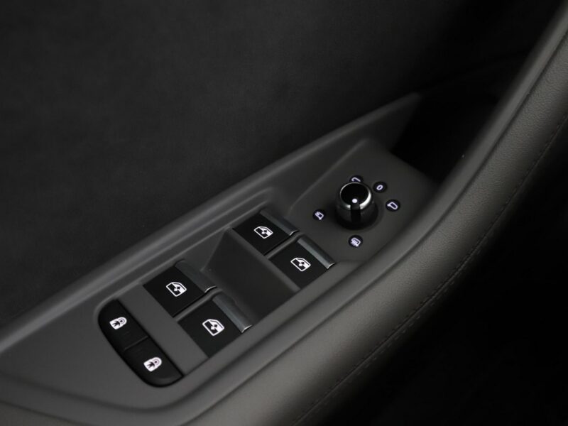 Audi A4 S-tronic quattro S-Line navi grzane fotele ACC LED kamera alcantara B9 (2015-)