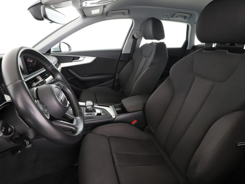 Audi A4 FV23% xenon S-tronic navi grzane fotele czujniki parkowania B9 (2015-)