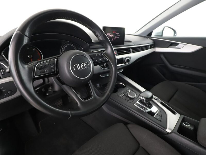 Audi A4 FV23% xenon S-tronic navi grzane fotele czujniki parkowania B9 (2015-)