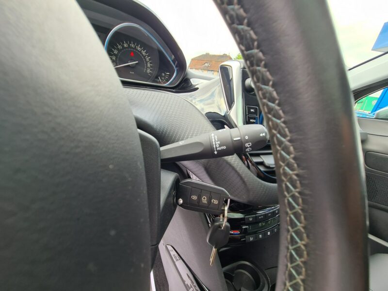 Peugeot 2008 Serwis SzklanyDach Navi PDC Kamera Półskóry GripControl Led Sensory I (2013-2019)