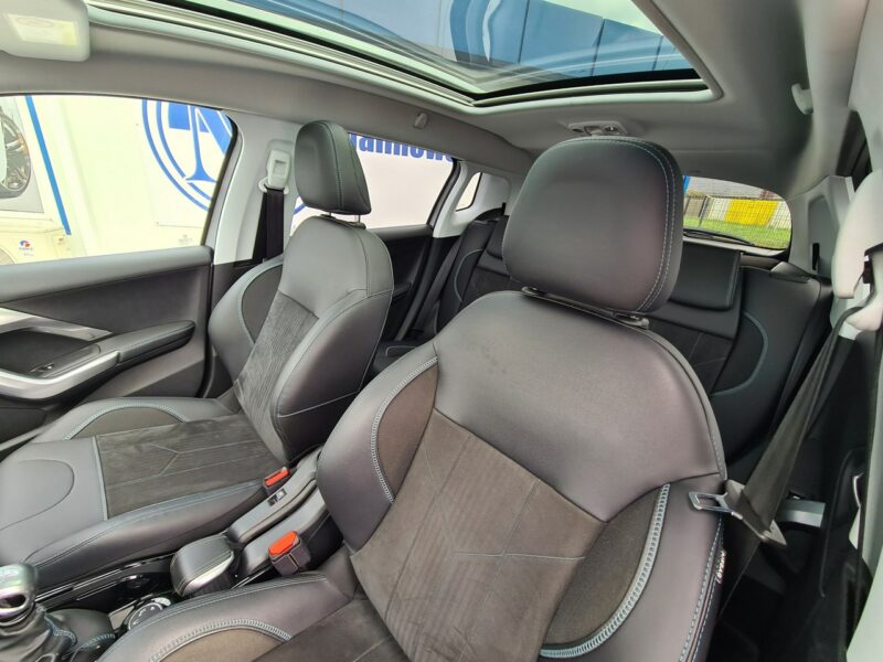 Peugeot 2008 Serwis SzklanyDach Navi PDC Kamera Półskóry GripControl Led Sensory I (2013-2019)
