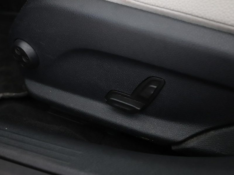 Mercedes C 200 jasne skóry navi el. sterowane i ogrzewane fotele czujniki parkowania W205 (2014-2021)