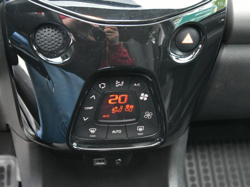 Peugeot 108 1.2 BENZYNA 82KM 2015r. Climatronic fallDach Tablet LED isofix Kamera
