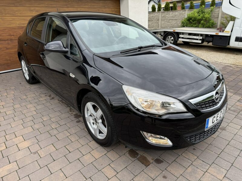 Opel Astra 11r. 1.6 benzyna z Niemiec bezwypadkowa mały przebieg J (2009-2019)