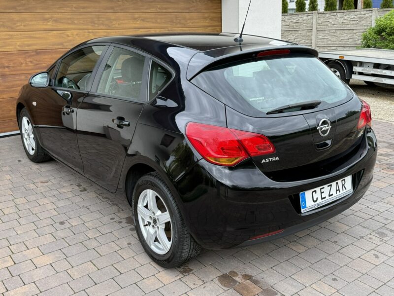 Opel Astra 11r. 1.6 benzyna z Niemiec bezwypadkowa mały przebieg J (2009-2019)