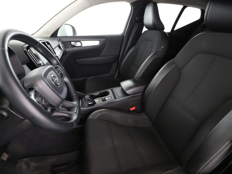 Volvo XC 40 FV23% Business Plus automat 4x4 navi PDC-kamera LED tempomat