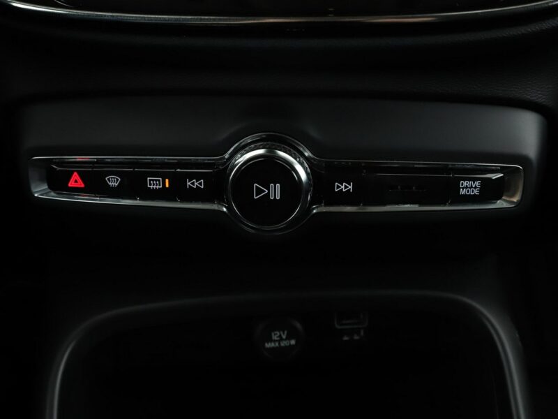 Volvo XC 40 FV23% Business Plus automat 4x4 navi PDC-kamera LED tempomat