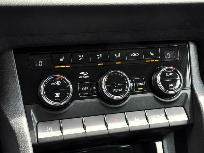 Škoda Karoq 2.0TDI(150KM)*4x4*Led*Navi*Kamera*Klimatronik*Reling*Welur*Alu17"ASO