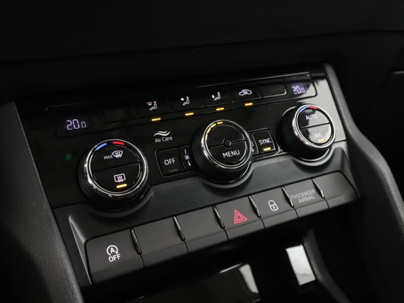 Škoda Karoq FV23% virtual cocpit kamera i czujniki parkowania klima auto