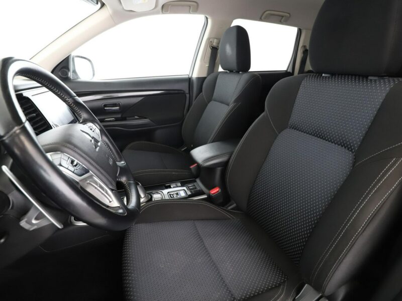 Mitsubishi Outlander PHEV 4x4 automat navi kamera grzane fotele hak tempomat III (2012-)