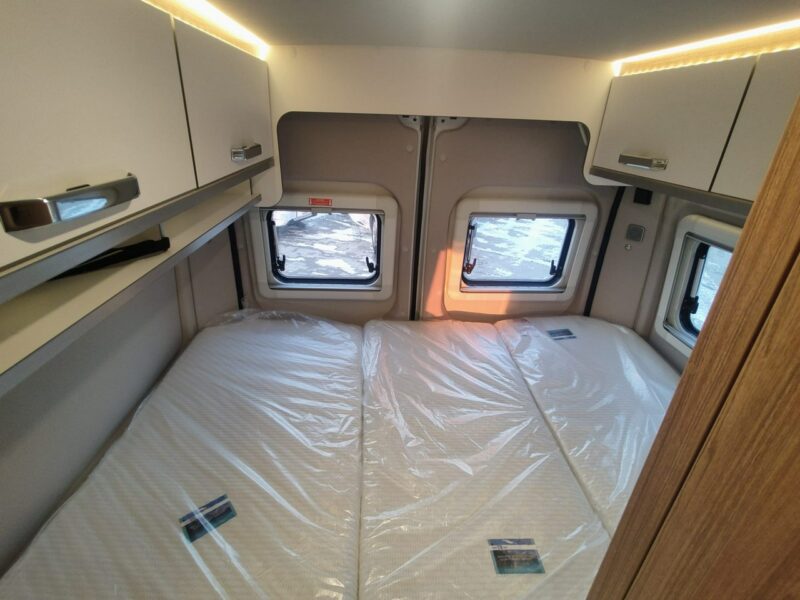samochody kempingowe Weinsberg CaraBus 540 MQ Campervan dla 4 os. z dachem sypialnym pop up! 5,5m
