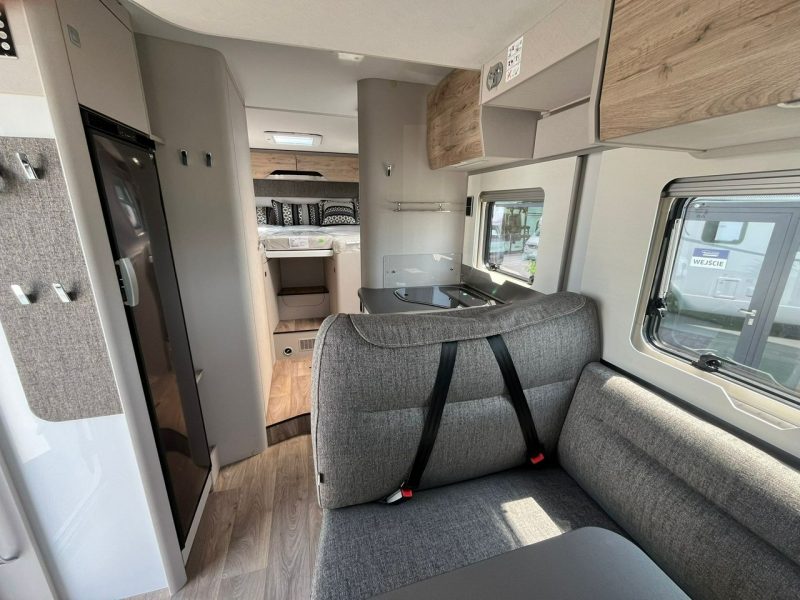 samochody kempingowe Hymer-Eriba Tramp S 680 4 os. Półintegra na podwoziu Mercedesa w atrakcyjnej cenie! Kraków