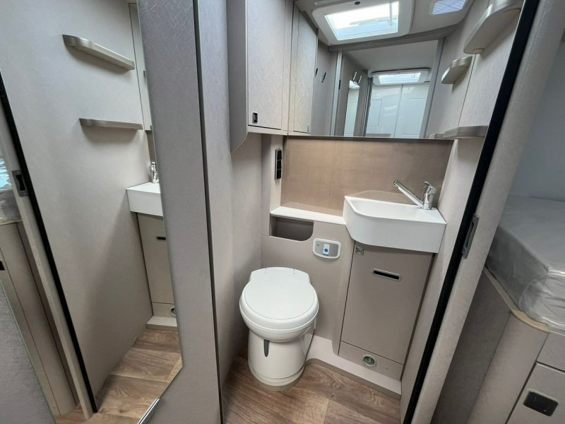 samochody kempingowe Hymer-Eriba Tramp S 680 4 os. Półintegra na podwoziu Mercedesa w atrakcyjnej cenie! Kraków