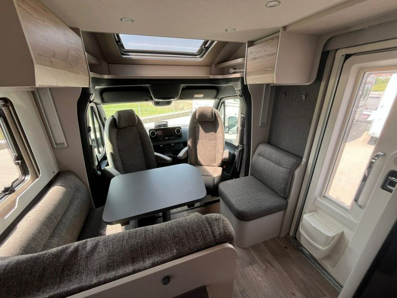 samochody kempingowe Hymer-Eriba Tramp S 680 4 os. Półintegra na podwoziu Mercedesa w atrakcyjnej cenie! Kraków