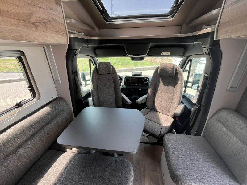 samochody kempingowe Hymer-Eriba Tramp S 680 4 os. Półintegra na podwoziu Mercedesa w atrakcyjnej cenie! Kraków