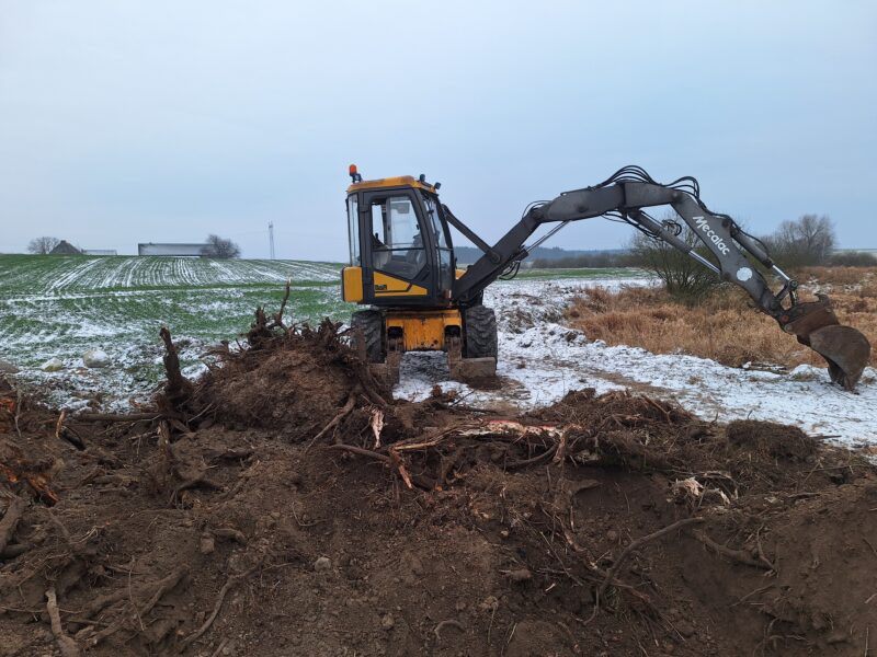 Roboty ziemne usługa koparko ładowarką Mecalac MXT 12