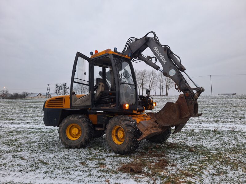 Roboty ziemne usługa koparko ładowarką Mecalac MXT 12