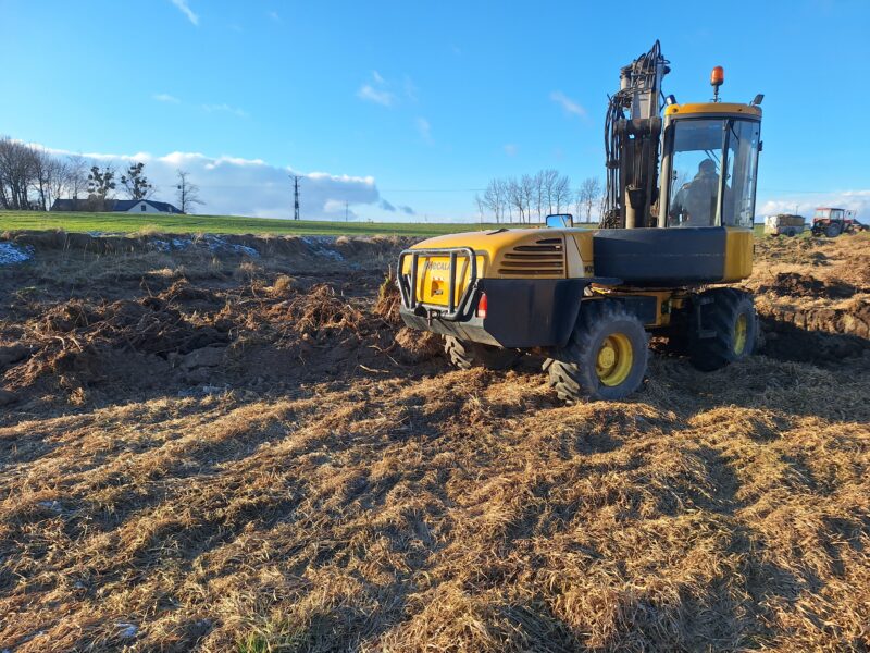 Roboty ziemne usługa koparko ładowarką Mecalac MXT 12