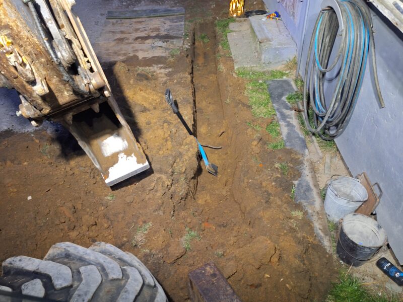 Roboty ziemne usługa koparko ładowarką Mecalac MXT 12