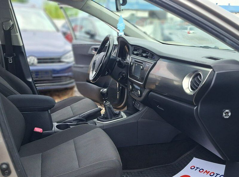 Toyota Auris duza navi kamera cofania ledy II (2012-)