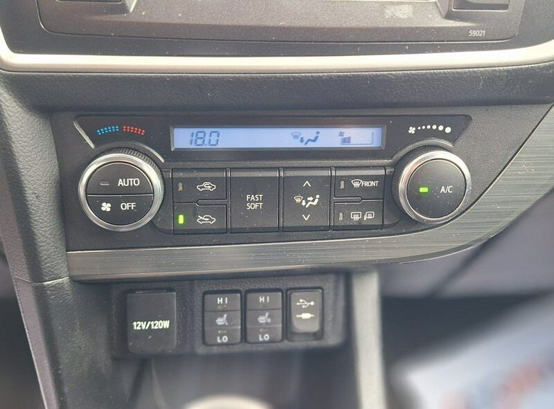 Toyota Auris duza navi kamera cofania ledy II (2012-)
