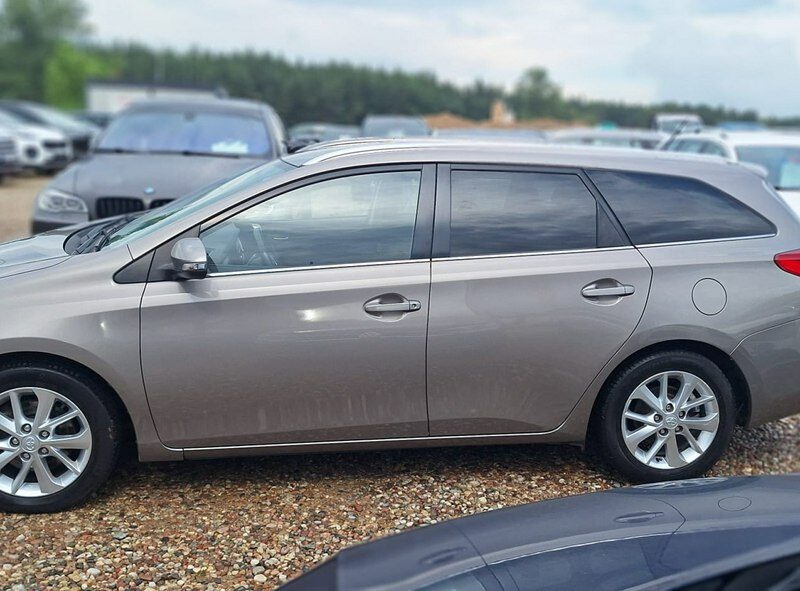 Toyota Auris duza navi kamera cofania ledy II (2012-)
