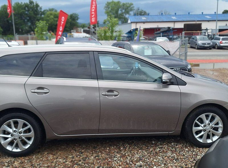 Toyota Auris duza navi kamera cofania ledy II (2012-)