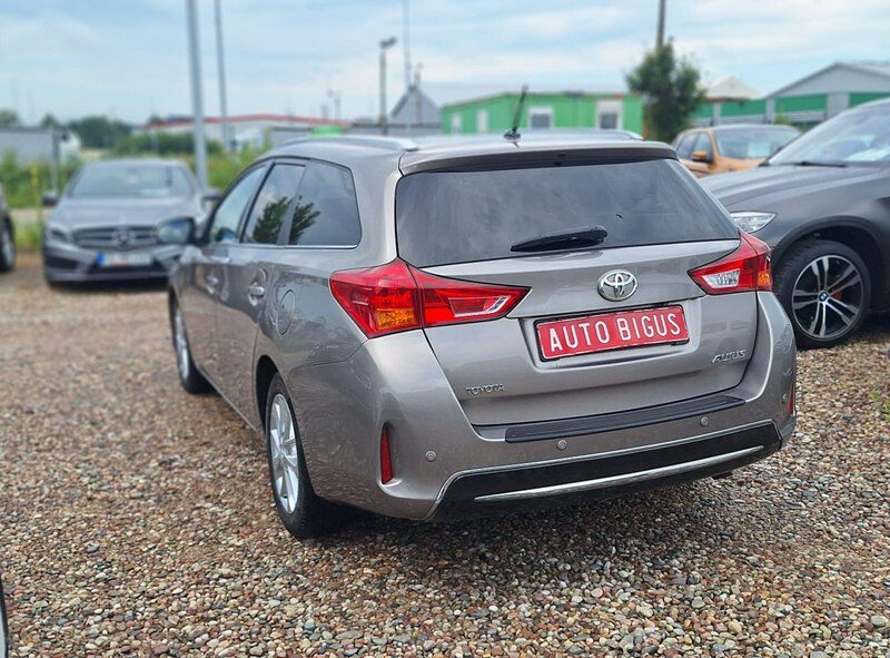 Toyota Auris duza navi kamera cofania ledy II (2012-)