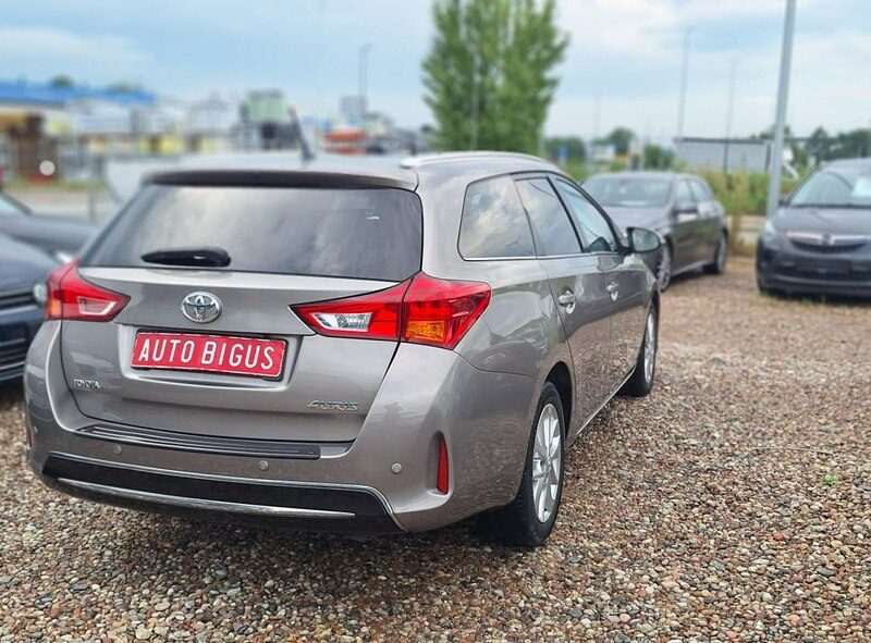 Toyota Auris duza navi kamera cofania ledy II (2012-)