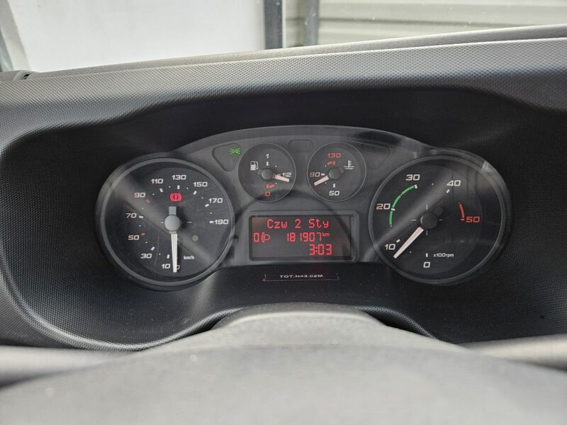 Iveco Daily 35S15 2.3 145KM bezwypadek NISKI PRZEBIEG winda FV 23% KONTENER