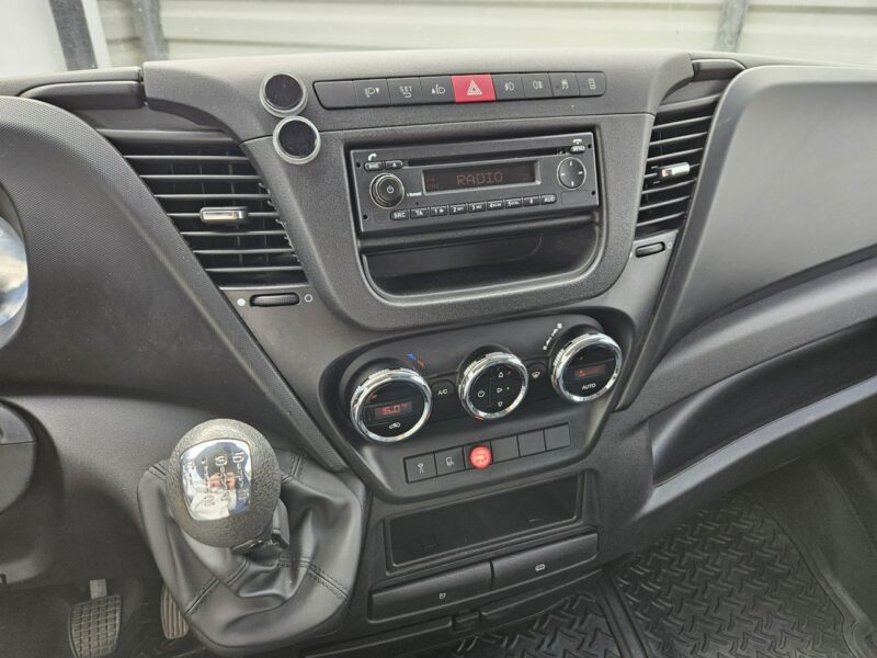 Iveco Daily 35S15 2.3 145KM bezwypadek NISKI PRZEBIEG winda FV 23% KONTENER