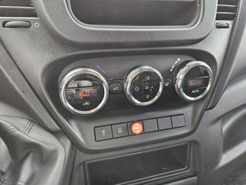 Iveco Daily 35S15 2.3 145KM bezwypadek NISKI PRZEBIEG winda FV 23% KONTENER