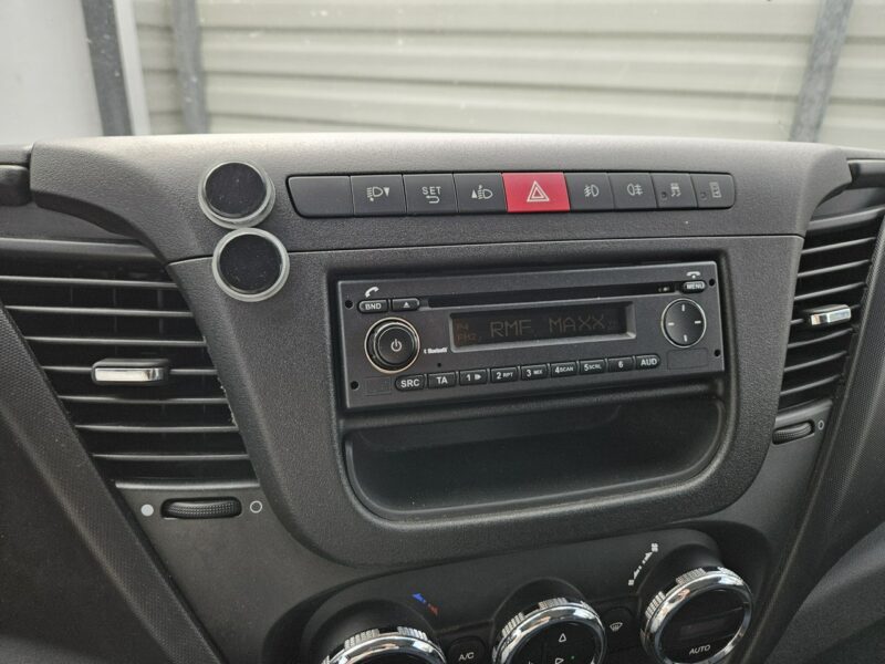 Iveco Daily 35S15 2.3 145KM bezwypadek NISKI PRZEBIEG winda FV 23% KONTENER