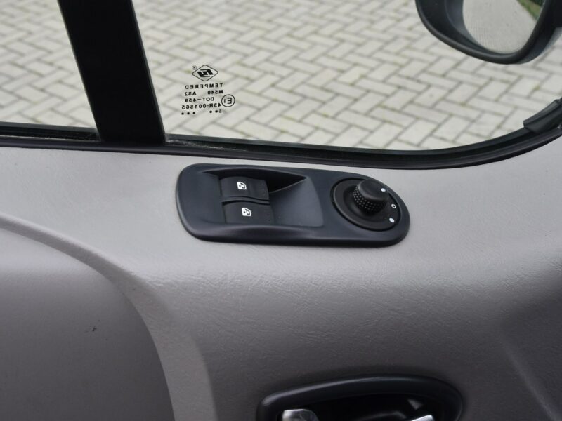 Renault Trafic 2,0dci 3 Osoby El.szyby.Centralka.Serwis.Klimatyzacja.Hak.kredyt.OKAZJ