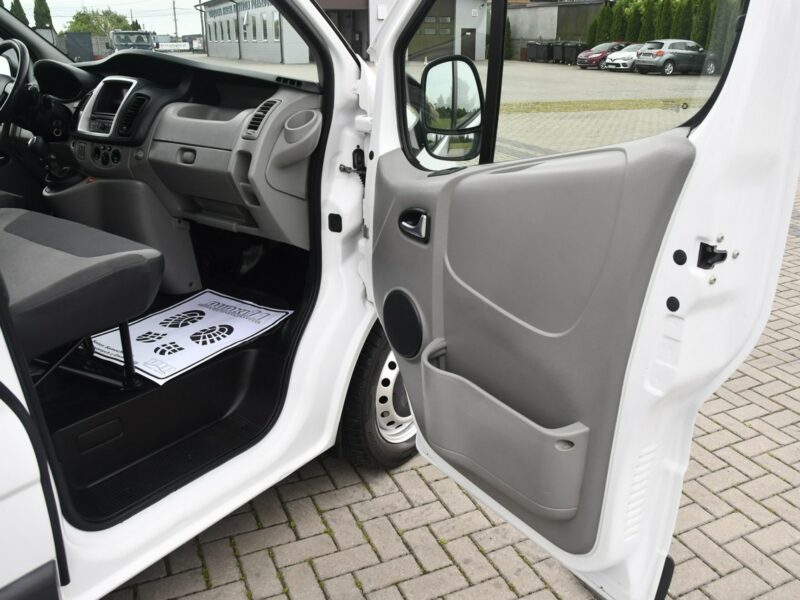Renault Trafic 2,0dci 3 Osoby El.szyby.Centralka.Serwis.Klimatyzacja.Hak.kredyt.OKAZJ