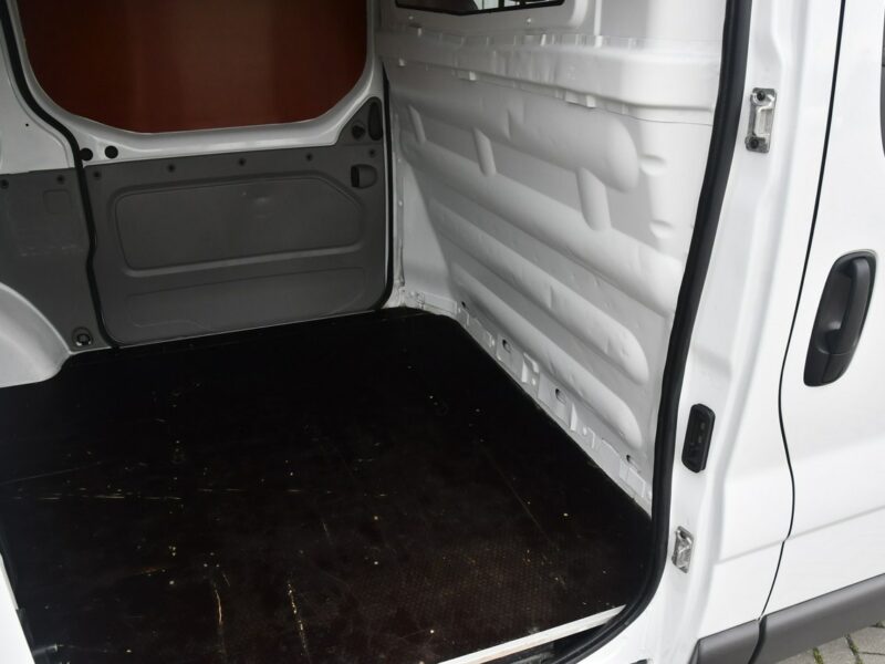 Renault Trafic 2,0dci 3 Osoby El.szyby.Centralka.Serwis.Klimatyzacja.Hak.kredyt.OKAZJ
