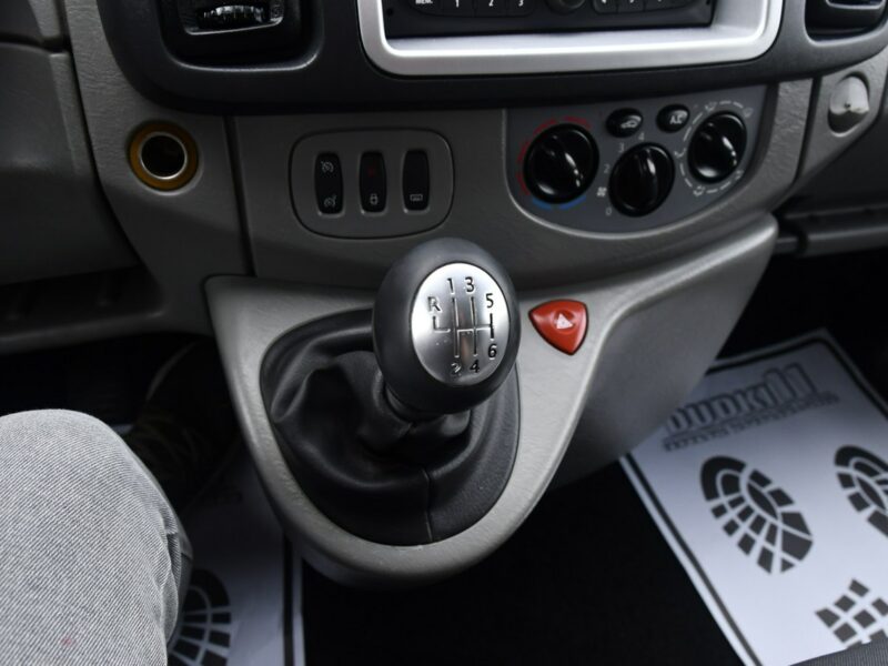 Renault Trafic 2,0dci 3 Osoby El.szyby.Centralka.Serwis.Klimatyzacja.Hak.kredyt.OKAZJ