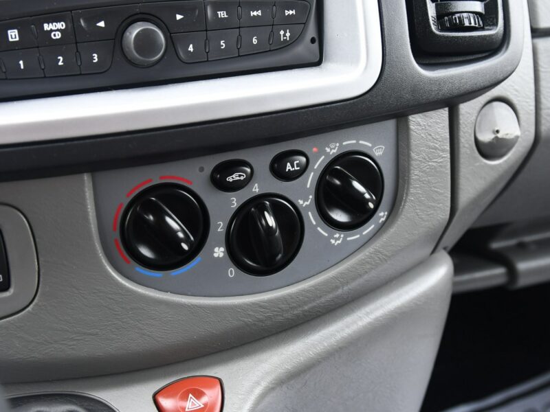 Renault Trafic 2,0dci 3 Osoby El.szyby.Centralka.Serwis.Klimatyzacja.Hak.kredyt.OKAZJ
