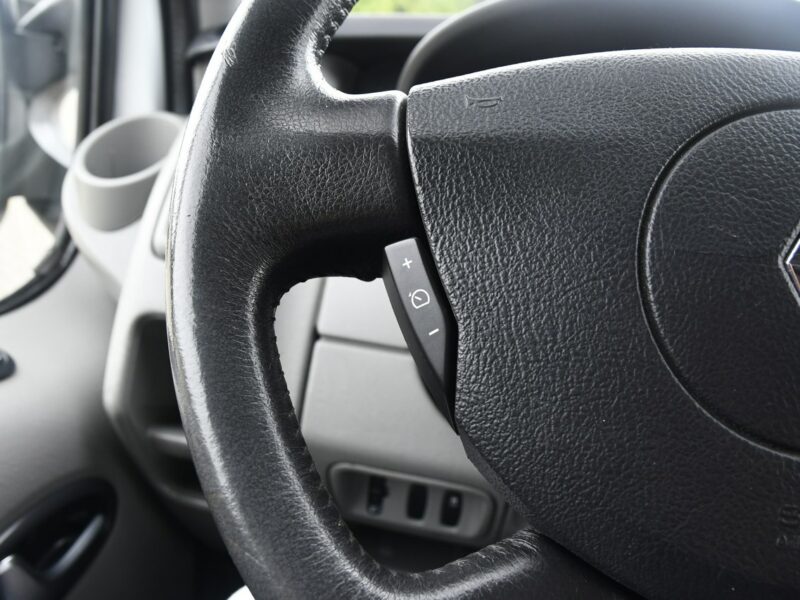 Renault Trafic 2,0dci 3 Osoby El.szyby.Centralka.Serwis.Klimatyzacja.Hak.kredyt.OKAZJ