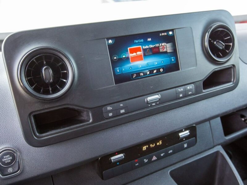Mercedes Sprinter L2H2 317 CDI *ŚREDNI* kamera cofania ekran dotykowy hak