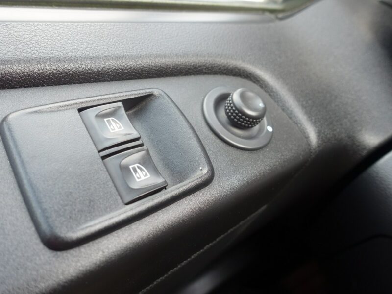 Nissan NV300 * R E Z E R W A C J A *