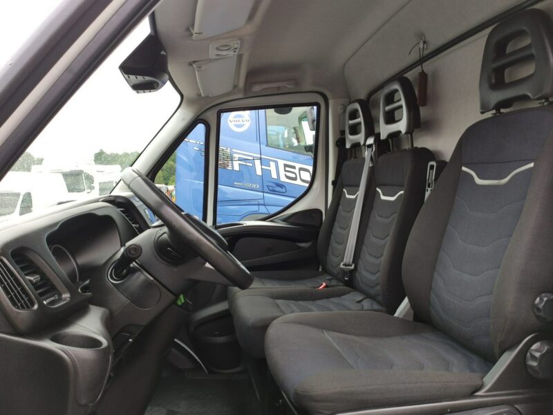 Iveco Daily 35S16S V Hi-Matic Tył na Poduszkach Drzwi Boczne Winda 750kg Przód Ledy 2020r