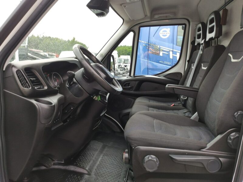 Iveco Daily 35S16S V Hi-Matic Tył na Poduszkach Drzwi Boczne Winda 750kg Przód Ledy 2020r