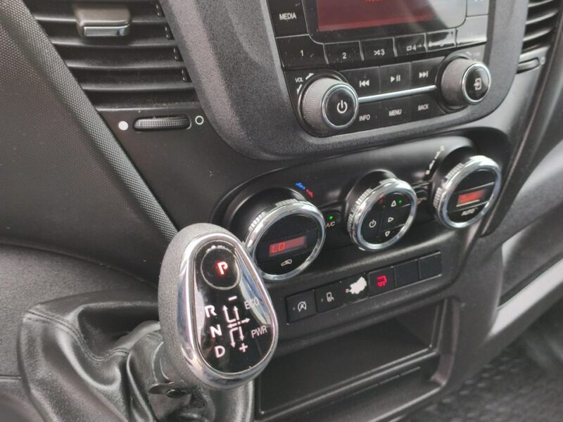 Iveco Daily 35S16S V Hi-Matic Tył na Poduszkach Drzwi Boczne Winda 750kg Przód Ledy 2020r