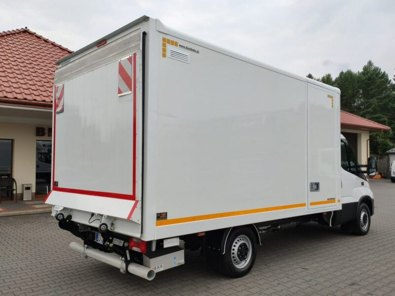 Iveco Daily 35S16S V Hi-Matic Tył na Poduszkach Drzwi Boczne Winda 750kg Przód Ledy 2020r