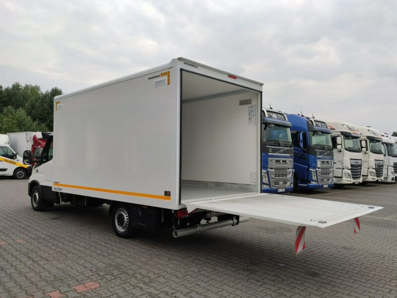 Iveco Daily 35S16S V Hi-Matic Tył na Poduszkach Drzwi Boczne Winda 750kg Przód Ledy 2020r