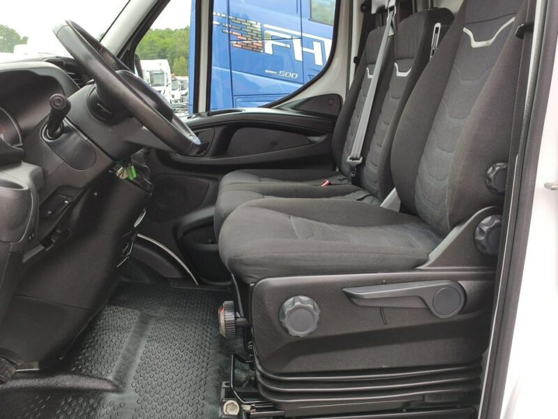 Iveco Daily 35S16S V Hi-Matic Tył na Poduszkach Drzwi Boczne Winda 750kg Przód Ledy 2020r
